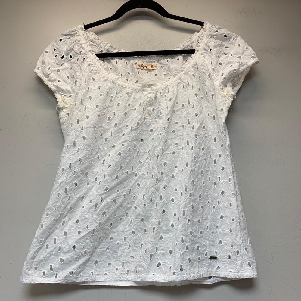 Hollister Eyelet Top Womens Medium White Excellent Floral Henley Cap Sleeve